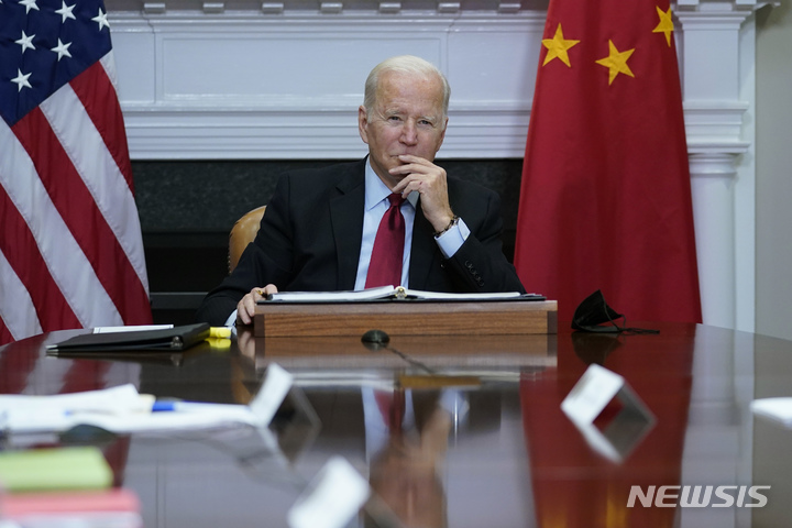 [워싱턴=AP/뉴시스] 조 바이든 미국 대통령이 15일(현지시간) 백악관 루스벨트 룸에서 시진핑 중국 국가주석과 화상 정상회담을 하면서 시 주석의 발언을 듣고 있다. 2021.11.16.