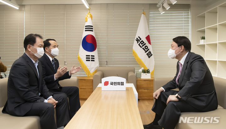 [서울=뉴시스] 국회사진기자단 = 윤석열 국민의힘 대선 후보가 17일 서울 여의도 당사에서 최원일 전 천안함 함장, 고 이상희 하사의 부친인 이성우 천안함 유족회장과 만나 면담하고 있다. 2021.11.17. photo@newsis.com