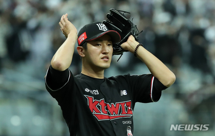 [서울=뉴시스] 이영환 기자 = 17일 오후 서울 구로구 고척스카이돔에서 열린 2021 KBO 한국시리즈 두산 베어스와 KT 위즈의 3차전 경기, 8회말 두산 선두타자 박세혁의 타구를 KT 2루수 박경수가 잡아내자 투수 고영표가 놀라고 있다. 2021.11.17. 20hwan@newsis.com