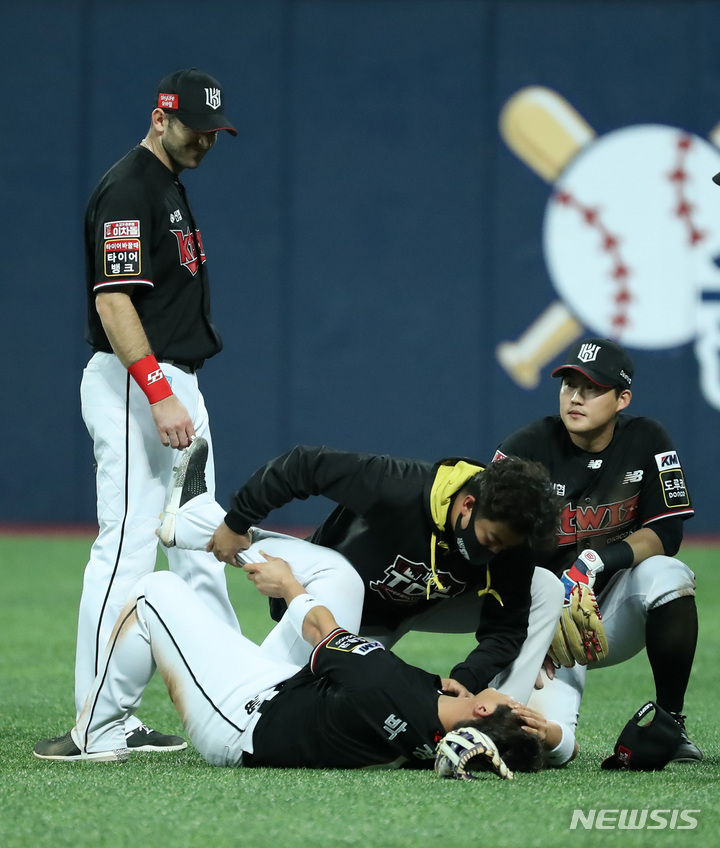 [서울=뉴시스] 이영환 기자 = 17일 오후 서울 구로구 고척스카이돔에서 열린 2021 KBO 한국시리즈 두산 베어스와 KT 위즈의 3차전 경기, 8회말 무사 1루에서 KT 2루수 박경수가 두산 안재석의 타구를 잡으려다 넘어져 고통을 호소하고 있다. 2021.11.17. 20hwan@newsis.com