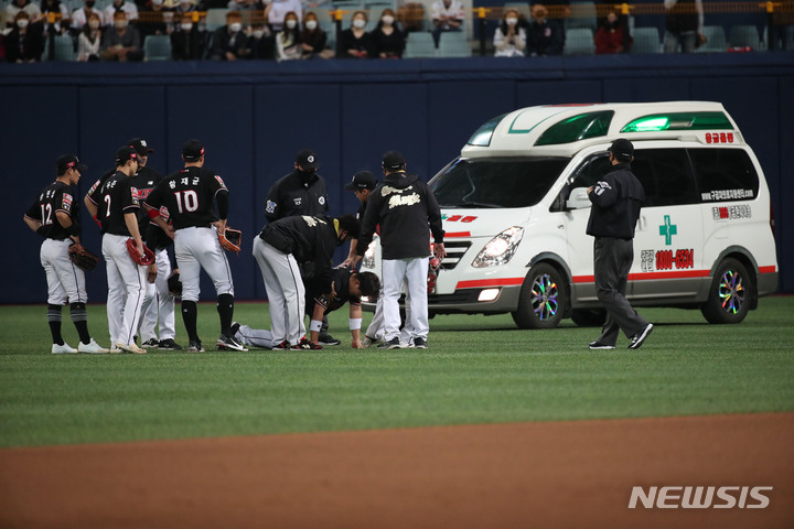 [서울=뉴시스] 박미소 기자 = 17일 오후 서울 구로구 고척스카이돔에서 열린 2021 KBO 한국시리즈 두산 베어스와 KT 위즈의 3차전 경기. 8회말 무사 1루 상황에서 두산 안재석의 뜬 공을 잡다 놓친 2루수 박경수가 고통을 호소하고 있다. 2021.11.17. misocamera@newsis.com