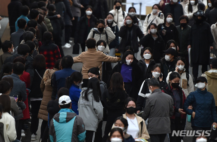 [대구=뉴시스] 이무열 기자 = 2022학년도 대학수학능력시험일인 18일 오후 대구 수성구 혜화여자고등학교에서 시험을 마치고 나온 딸을 아버지가 안아주고 있다. 2021.11.18. lmy@newsis.com