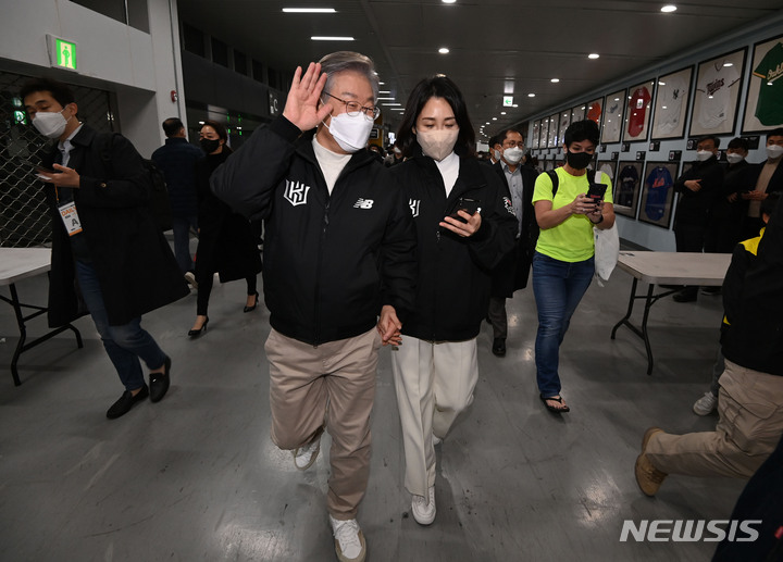 [서울=뉴시스] 국회사진기자단 = 이재명 더불어민주당 대선 후보와 부인 김혜경 씨가 '2021 신한은행 SOL KBO리그' KT 위즈와 두산 베어스의 한국시리즈 4차전을 관전하기 위해 18일 오후 서울 고척스카이돔 관중석으로 향하고 있다. 2021.11.18. photo@newsis.com