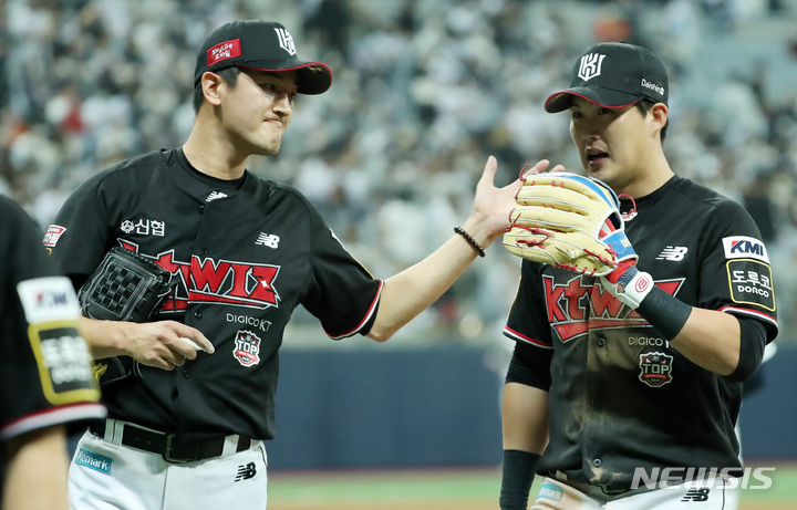 [서울=뉴시스] 이영환 기자 = 18일 오후 서울 구로구 고척스카이돔에서 열린 2021 KBO 한국시리즈 두산 베어스와 KT 위즈의 4차전 경기, 7회말 2사 2루에서 두산 정수빈의 타구를 다이빙 캐치로 잡은 KT 중견수 배정대가 덕아웃으로 들어오며 투수 고영표와 대화를 하고 있다. 2021.11.18. 20hwan@newsis.com