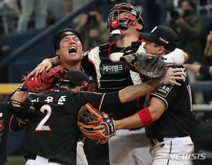 [서울=뉴시스] 박미소 기자 = 18일 오후 서울 구로구 고척스카이돔에서 열린 2021 KBO 한국시리즈 두산 베어스와 KT 위즈의 4차전 경기. 8대 4로 우승을 차지한 KT 선수들이 기뻐하고 있다. 2021.11.18. misocamera@newsis.com