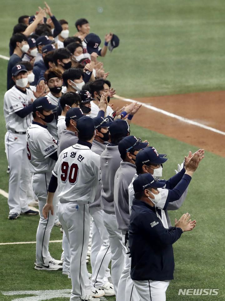 [서울=뉴시스] 홍효식 기자 = 18일 오후 서울 구로구 고척스카이돔에서 열린 2021 KBO 한국시리즈 두산 베어스와 KT 위즈의 4차전 경기, KT가 8대4로 승리를 거둬 4연승으로 한국시리즈를 우승했다. 두산 김태형 감독을 비롯한 선수들이 KT 선수들에게 박수를 보내고 있다. 2021.11.18. yesphoto@newsis.com