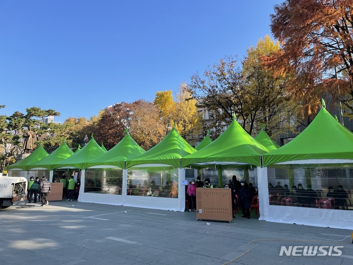 [서울=뉴시스]서울 종로구는 탑골공원 전면 개방에 맞춰 몽골텐트, 대형 난방기 등 다양한 방한 시설을 설치했다. 2021.11.19. (사진 = 종로구 제공) photo@newsis.com