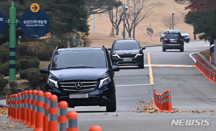 [용인=뉴시스] 김종택기자 = 삼성그룹 창업주 고(故) 이병철 선대회장의 기일이자 34기 추도식이 열린 19일 오전 경기도 용인시 호암미술관 옆 선영에서 홍라희 전 리움미술관 관장과 삼성 일가 등이 탑승한 차량이 나오고 있다. 2021.11.19.jtk@newsis.com