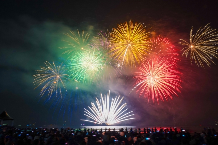 [포항=뉴시스] 강진구 기자 = 경북 포항시는 2년 만에 재개된 ‘2021 포항국제불빛축제’가 많은 시민과 관광객의 관심과 참여 속에 성황리에 마무리됐다고 21일 밝혔다.사진은 지난 20일 오후 포항국제불빛축제 전경.(사진=포항시 제공) 2021.11.21.photo@newsis.com *재판매 및 DB 금지