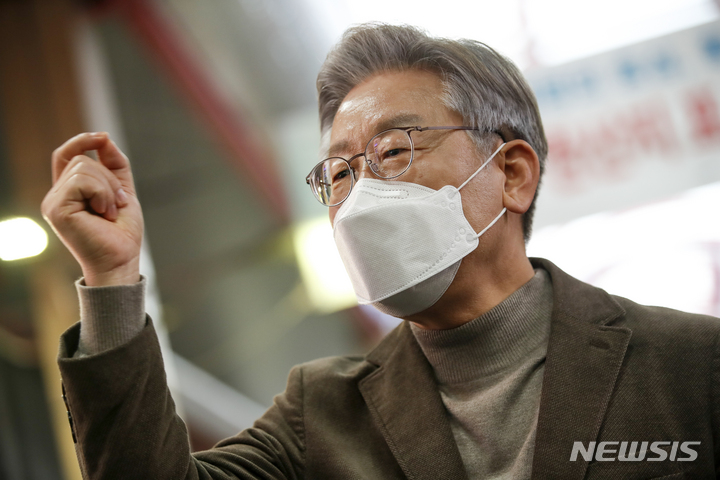 [청주=뉴시스] 정병혁 기자 = 이재명 더불어민주당 대선 후보가 21일 오후 충북 청주시 육거리종합시장을 찾아 시민들에게 인사하고 있다. 2021.11.21. jhope@newsis.com