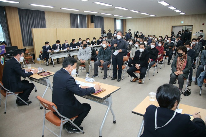 [창원=뉴시스] 강경국 기자 = 허성무 경남 창원시장이 22일 마산합포구 진동면 행정복지센터에서 2021 하반기 시민과의 대화(구산·진동·진북·진전면)를 나누고 있다. (사진=창원시청 제공). 2021.11.22. photo@newsis.com *재판매 및 DB 금지