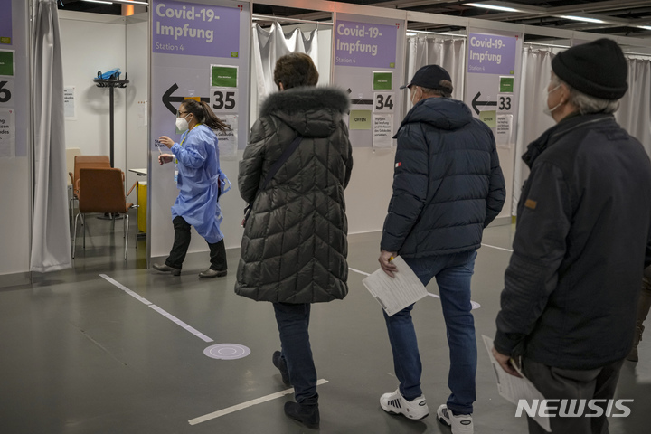 [빈=AP/뉴시스] 지난 22일(현지시간) 오스트리아 빈에서 시민들이 코로나19 백신 접종 순서를 기다리고 있다. 2021.11.26.