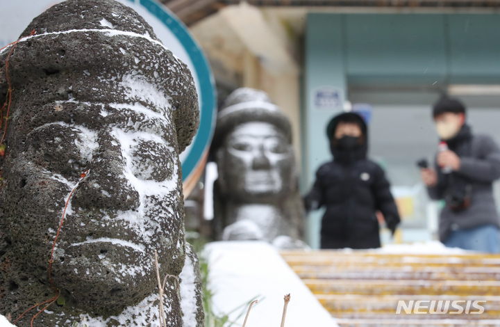 [제주=뉴시스] 우장호 기자 = 전국 곳곳에서 영하권 추위를 보이는 지난 23일 오전 제주 한라산 1100고지 휴게소에 서 있는 돌하르방 얼굴에 흰눈이 내려 앉아있다. 2021.11.23. woo1223@newsis.com