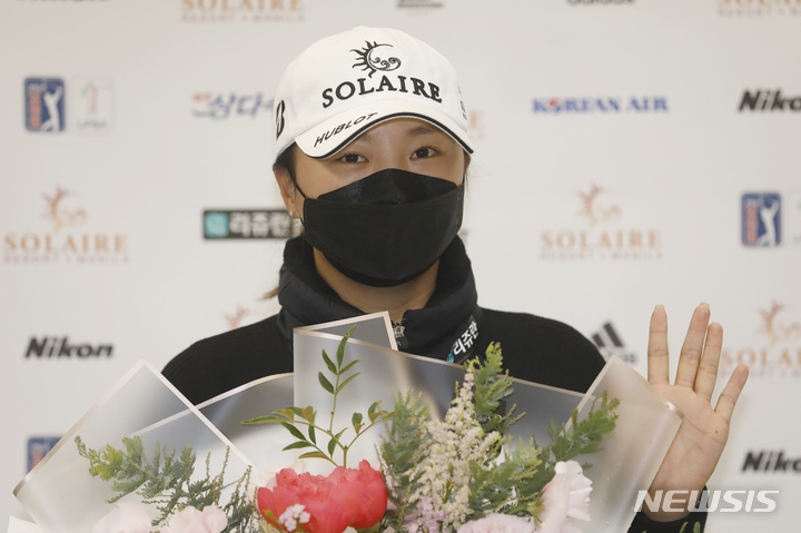 [인천공항=뉴시스] 고승민 기자 = 미국 여자프로골프(LPGA) 투어 2021 시즌 최종전에서 우승하며 다승왕, 상금왕과 올해의 선수상까지 석권하는 '3관왕'을 달성하고 금의환향한 고진영이 23일 오후 인천국제공항 제2터미널을 통해 귀국, 꽃다발을 받고 손을 들어보이고 있다. 2021.11.23. kkssmm99@newsis.com