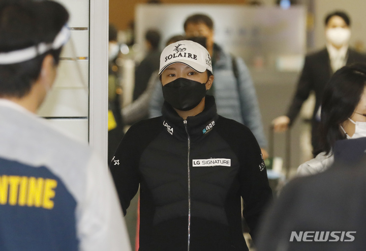 [인천공항=뉴시스] 고승민 기자 = 미국 여자프로골프(LPGA) 투어 2021 시즌 최종전에서 우승하며 다승왕, 상금왕과 올해의 선수상까지 석권하는 '3관왕'을 달성하고 금의환향한 고진영이 23일 오후 인천국제공항 제2터미널을 통해 귀국하고 있다. 2021.11.23. kkssmm99@newsis.com