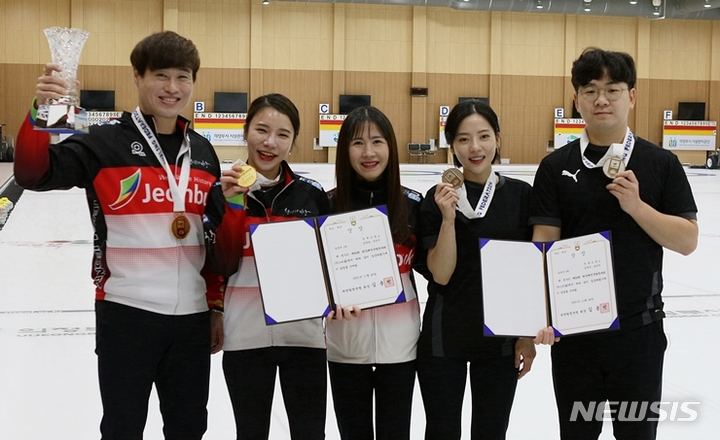 [서울=뉴시스]전북도청 컬링팀. 왼쪽부터 남윤호, 엄민지, 정다겸 감독, 송유진, 김대석. (사진=대한컬링연맹 제공)