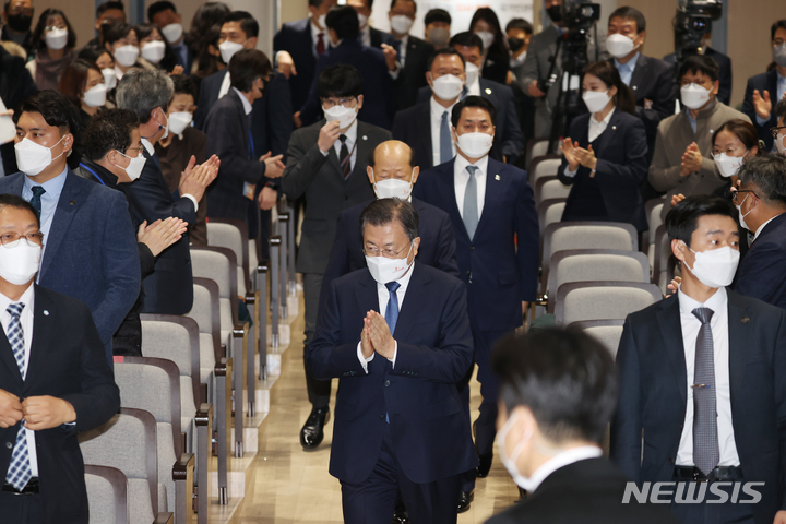 [서울=뉴시스] 전진환 기자 = 문재인 대통령이 25일 서울 중구 명동성당 꼬스트홀에서 열린 국가인권위원회 설립 20주년 기념식에 입장하고 있다. 2021.11.25. amin2@newsis.com