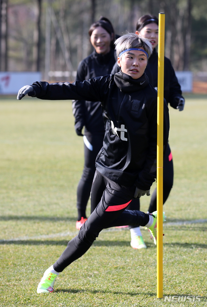 [파주=뉴시스] 고범준 기자 = 한국 여자 축구대표팀 지소연이 2022 아시아축구연맹(AFC) 여자 아시안컵 본선 대비 뉴질랜드와 평가전을 앞두고 25일 오전 경기도 파주 국가대표트레이닝센터(NFC)에서 훈련을 하고 있다. 콜린 벨 감독이 이끄는 한국 여자축구대표팀은 오는 27일(토요일) 오후 2시, 30일(화요일) 오후 7시 두 차례 고양종합운동장에서 뉴질랜드와 친선경기를 치른다. 2021.11.25. bjko@newsis.com