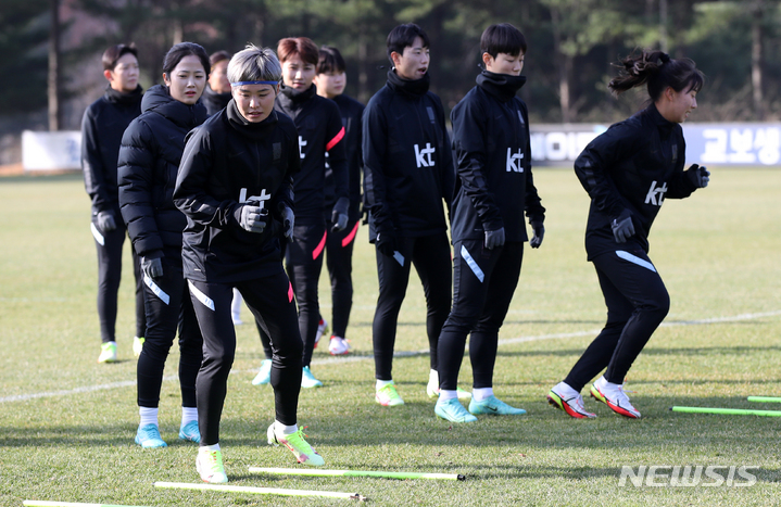 [파주=뉴시스] 고범준 기자 = 한국 여자 축구대표팀 지소연 등 선수들이 2022 아시아축구연맹(AFC) 여자 아시안컵 본선 대비 뉴질랜드와 평가전을 앞두고 25일 오전 경기도 파주 국가대표트레이닝센터(NFC)에서 훈련을 하고 있다. 콜린 벨 감독이 이끄는 한국 여자축구대표팀은 오는 27일(토요일) 오후 2시, 30일(화요일) 오후 7시 두 차례 고양종합운동장에서 뉴질랜드와 친선경기를 치른다. 2021.11.25. bjko@newsis.com