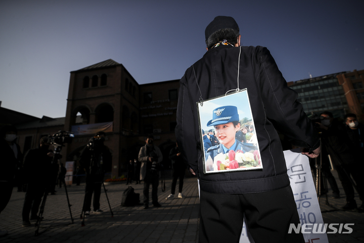 [서울=뉴시스] 정병혁 기자 = 공군 고 이예람 중사 아버지가 25일 서울 중구 명동성당에서 열린 국가인권위원회 설립 20주년 기념식 행사장 앞에서 대통령 면담요청 등을 요구하며 피켓을 들고 있다. 2021.11.25. jhope@newsis.com