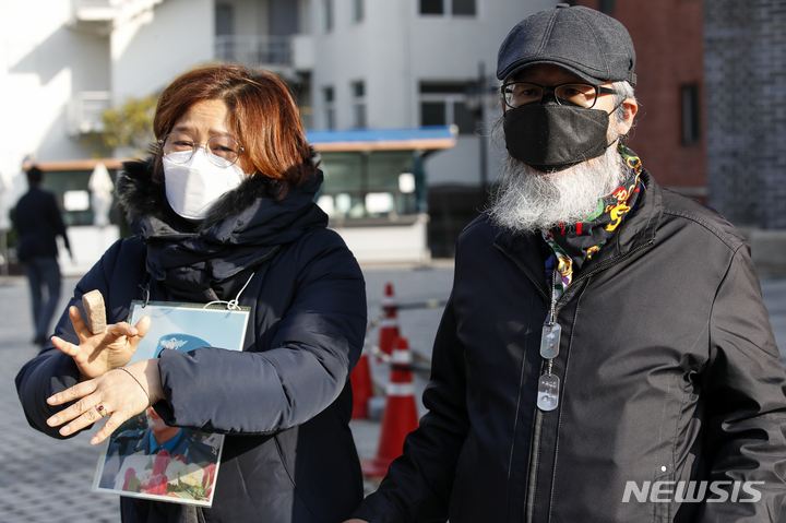 [서울=뉴시스] 정병혁 기자 = 공군 고 이예람 중사 부모가 25일 서울 중구 명동성당에서 열린 국가인권위원회 설립 20주년 기념식 행사장 앞에서 대통령 면담요청 등을 요구하고 있다. 2021.11.25. jhope@newsis.com