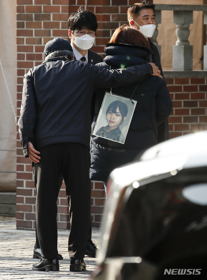 [서울=뉴시스] 정병혁 기자 = 고 이예람 중사 부모가 25일 서울 중구 명동성당에서 열린 국가인권위원회 설립 20주년 기념식 행사장 앞에서 면담요청 등 요구사항이 담긴 입장문을 문재인 대통령에게 전달한 뒤 탁현민 청와대 의전비서관과 인사하고 있다. 2021.11.25. jhope@newsis.com