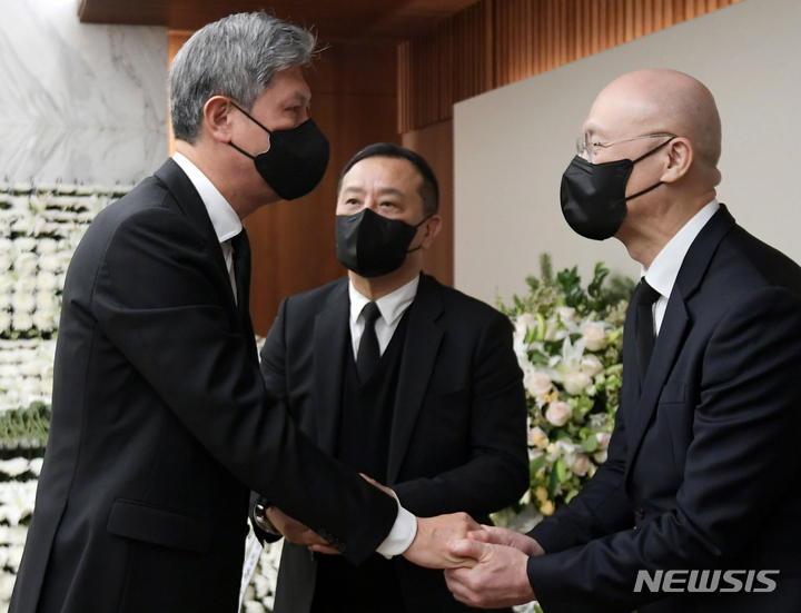 [서울=뉴시스] 조성우 기자 = 고 노태우 전 대통령 아들 노재헌 동아시아문화센터 이사장이 25일 오후 서울 서대문구 신촌 세브란스병원 장례식장에 마련된 고 전두환 전 대통령 빈소를 찾아 조문한 뒤 전 전 대통령 장남 전재국, 차남 전재용 씨 등 유가족과 인사하고 있다. (공동취재사진) 2021.11.25. photo@newsis.com