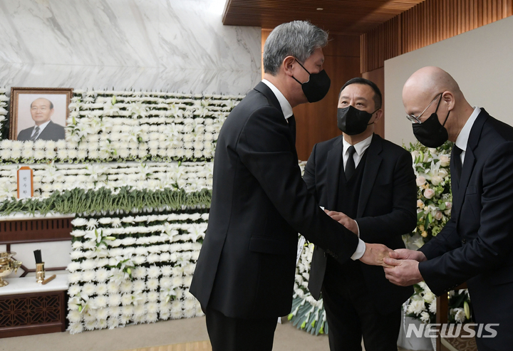 [서울=뉴시스] 조성우 기자 = 고 노태우 전 대통령 아들 노재헌 동아시아문화센터 이사장이 25일 오후 서울 서대문구 신촌 세브란스병원 장례식장에 마련된 고 전두환 전 대통령 빈소를 찾아 조문한 뒤 전 전 대통령 장남 전재국, 차남 전재용 씨 등 유가족과 인사하고 있다. (공동취재사진) 2021.11.25. photo@newsis.com