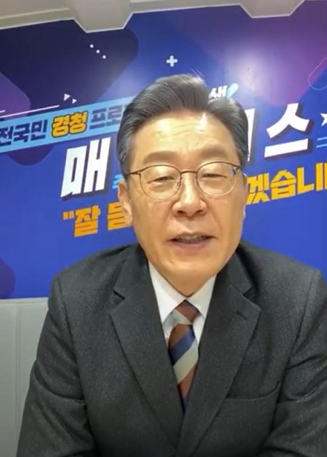 [서울=뉴시스] 이재명 더불어민주당 대선 후보는 26일 오전 매타버스(매주 타는 민생버스)에서 유튜브를 통해 광주·전남 지역 출발 인사를 전했다. 2021.11.26. (사진=이재명 유튜브 캡처)