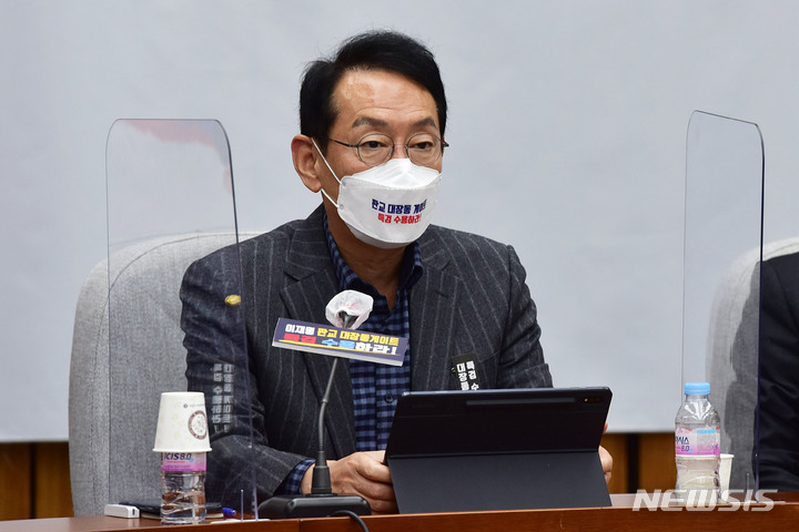 [서울=뉴시스] 전신 기자 = 김도읍 국민의힘 정책위의장이 26일 서울 여의도 국회에서 열린 원내대책회의에서 발언하고 있다. (공동취재사진) 2021.11.26. photo@newsis.com