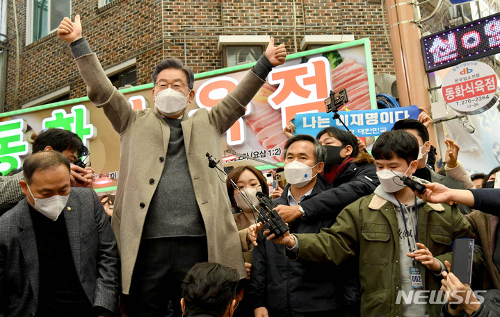 [목포=뉴시스] 변재훈 기자 = 이재명 더불어민주당 대선후보가 26일 전남 목포시 동부시장에서 시민들을 향해 힘차게 인사하고 있다. 이 후보는 세 번째 매타버스(매주 타는 민생버스) 일정으로 이날부터 3박4일간 호남 민심 탐방을 시작한다. 2021.11.26. wisdom21@newsis.com