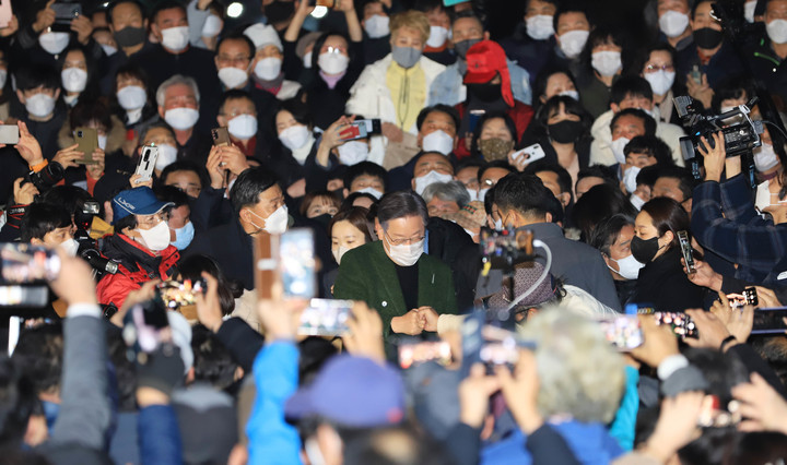 [여수=뉴시스] 김석훈 기자=27일 오후 전남 여수시 여수낭만포차를 찾은 이재명 후보가 지지자와 시민들의 환호를 받고 있다. 2021.11.27. kim@newsis.com *재판매 및 DB 금지