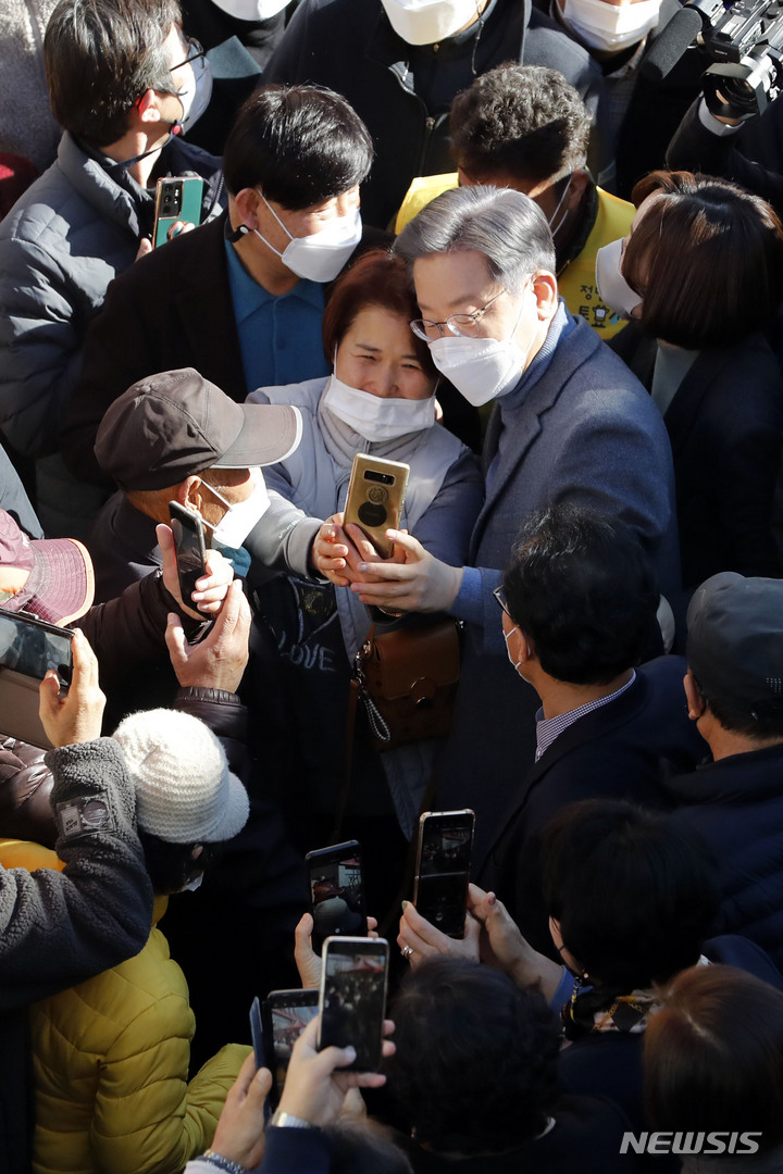 [장흥=뉴시스] 최동준 기자 = 이재명 더불어민주당 대선 후보가 27일 전남 장흥군 정남진장흥토요시장을 방문해 시민들과 기념촬영을 하고 있다. 2021.11.27. photocdj@newsis.com