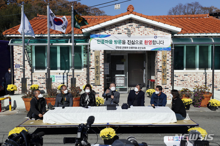 [강진=뉴시스] 최동준 기자 = 이재명 더불어민주당 대선 후보가 27일 전남 강진군 안풍 마을회관 앞에서 강진 농민들과 함께하는 군민반상회를 하고 있다. 2021.11.27. photocdj@newsis.com