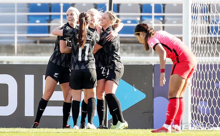 [고양=뉴시스] 김병문 기자 = 27일 오후 경기 고양종합운동장에서 열린 한국 여자축구대표팀과 뉴질랜드의 평가전 경기, 한국 선수들이 실점을 당하자 아쉬워하고 있다. 2021.11.27. dadazon@newsis.com