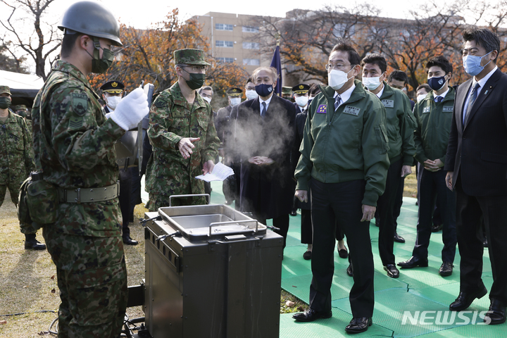기시다 후미오 일본 총리가 취임 이래 처음으로 27일 도쿄 북부 아사카 자위대 육군 기지를 시찰했다. [AP/뉴시스] 2021.11.27.