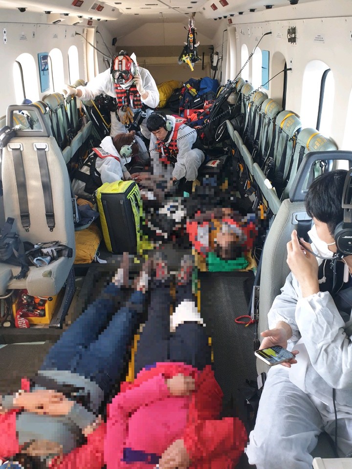 [통영=뉴시스] 신정철 기자= 경남 통영시 욕지도에서 통영관광개발공사가 운영중인 욕지모노레일이 탈선·추락해 탑승자 8명이 중상을 입고 출동한 소방헬기 등에 의해 병원으로 이송됐다. 사진은 해경헬기가 부상자 5명을 이송중인 헬기내부 모습.(사진=통영해경 제공).2021.11.28. photo@newsis.com *재판매 및 DB 금지