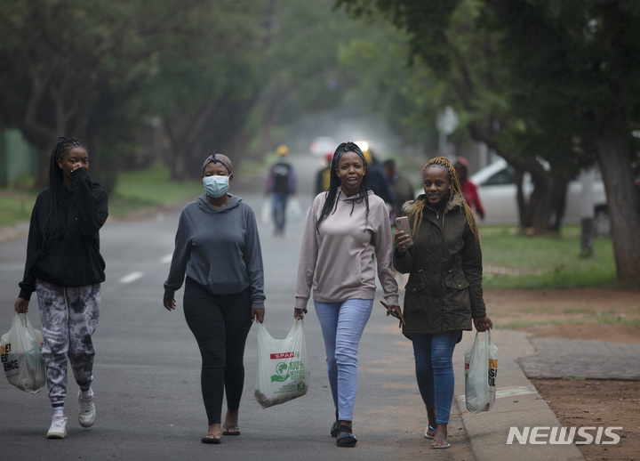 [프리토리아=AP/뉴시스] 27일(현지시간) 남아프리카공화국 가우텡주 프리토리아 거리에서 대학생들이 장을 본 후 기숙사로 돌아가고 있다. 남아공 과학자들은 남아공 최다 인구 지역인 가우텡의 젊은이들 사이에서 변이 바이러스가 빠르게 퍼져 우려하고 있다고 밝혔다. 남아공의 코로나19 신종 변이 발견으로 많은 국가가 아프리카발 항공편을 막는 등 긴급 봉쇄에 들어가 여행객들의 혼란으로 이어지고 있다. 2021.11.28