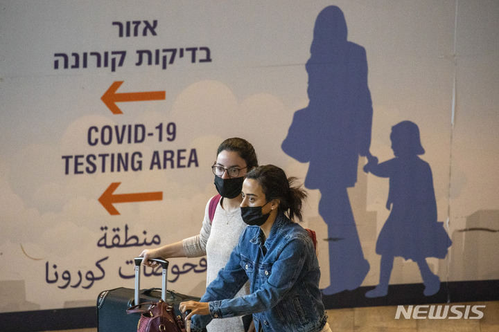 [텔아비브=AP/뉴시스] 28일(현지시간) 마스크를 쓴 여행객들이 이스라엘 텔아비브 인근 벤구리온 공항에 도착하고 있다. 이스라엘 당국은 모든 외국인의 입국을 금지하는 14일간의 ‘국경 전면 봉쇄’에 나섰다. 2021.11.29.