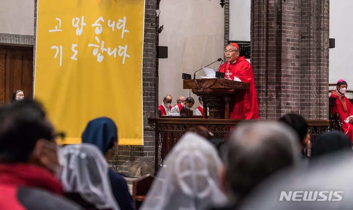 [서울=뉴시스] 사진공동취재단 = 천주교 서울대교구장 염수정 추기경이 30일 오전 서울 중구 명동대성당에서 이임 감사 미사를 봉헌하고 있다. 2021.11.30. photo@newsis.com