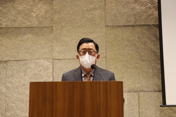 김영식 한국공인회계사회 회장이 1일 서울 중구 LW컨벤션에서 열린 한국공인회계사회 기자 세미나에서 "시간당 감사보수는 지난 10년간 제자리 걸음인 상태"라며 "회계개혁으로 인한 감사업무량과 감사위험 증가 등을 고려하면 최근 감사보수와 시간의 증가는 비정상의 정상화 과정으로 이해할 수 있다"고 밝혔다. 2021.12.01. (사진 = 한국공인회계사회 제공) *재판매 및 DB 금지