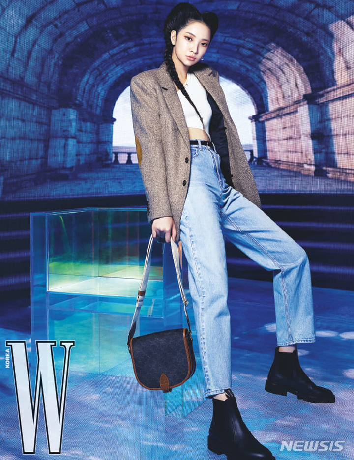 [서울=뉴시스] '가상 인플루언서' 로지, 패션매거진 W Korea 커버모델 됐다 2021.12.01(사진=더블유 코리아 제공) photo@newsis.com*재판매 및 DB 금지