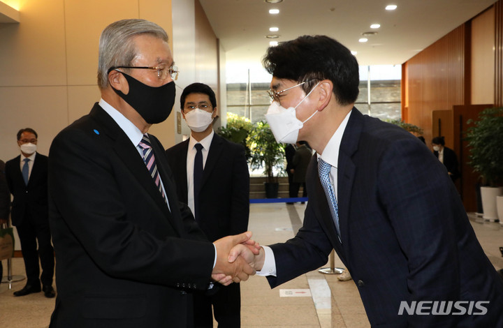 [서울=뉴시스] 국회사진기자단 = 김종인 전 국민의힘 비상대책위원장이 1일 서울 종로 교보타워에서 열린 '박용진의 정치혁명' 출판기념회에 참석해 박용진 의원과 악수를 하고 있다. 2021.12.01. photo@newsis.com