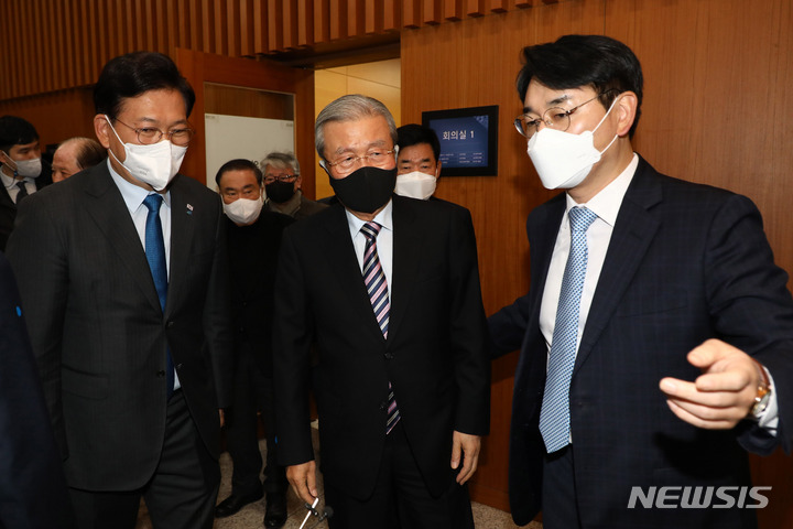 [서울=뉴시스] 국회사진기자단 = 김종인 전 국민의힘 비상대책위원장와 송영길 더불어민주당 대표가 1일 서울 종로구 교보빌딩 컨벤션홀에서 열린 박용진 더불어민주당 의원의 '정치혁명' 출판기념회에 참석해 행사장으로 이동하고 있다. 2021.12.01. photo@newsis.com