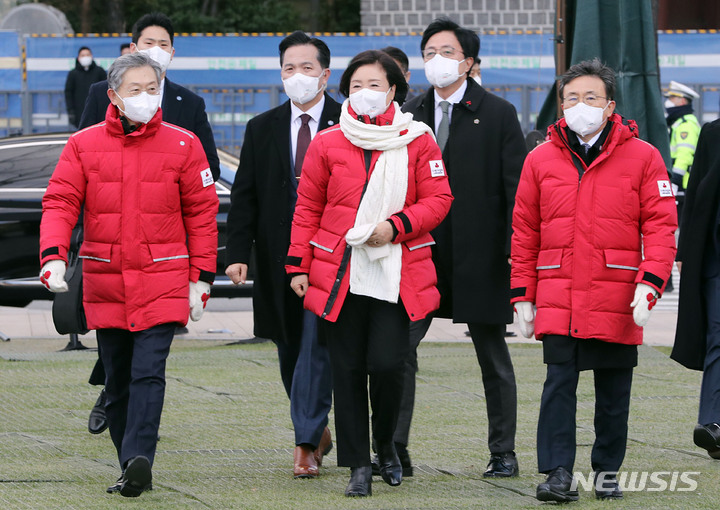 [서울=뉴시스] 전진환 기자 = 사랑의열매 명예회장을 맡고 있는 김정숙 여사가 1일 오후 서울광장에서 열린 ‘희망2022나눔캠페인’출범식에 참석하고 있다. 2021.12.01. amin2@newsis.com