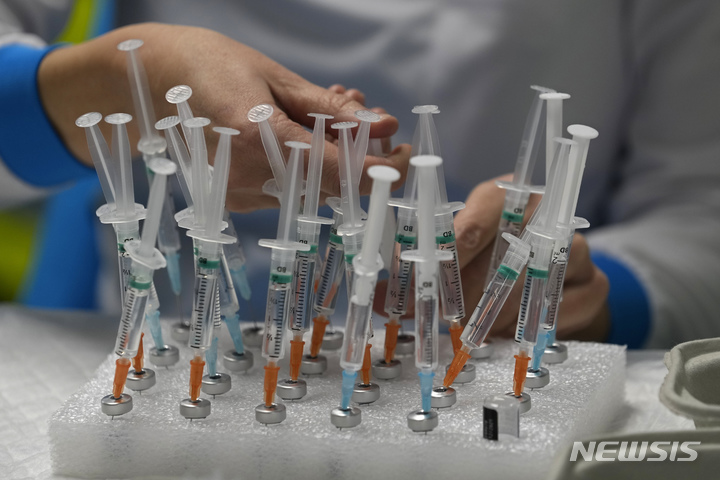 [마드리드=AP/뉴시스] 1일(현지시간) 스페인 마드리드의 한 코로나19 백신 접종소에서 의료진이 백신 접종을 준비하고 있다. 2021.12.02.