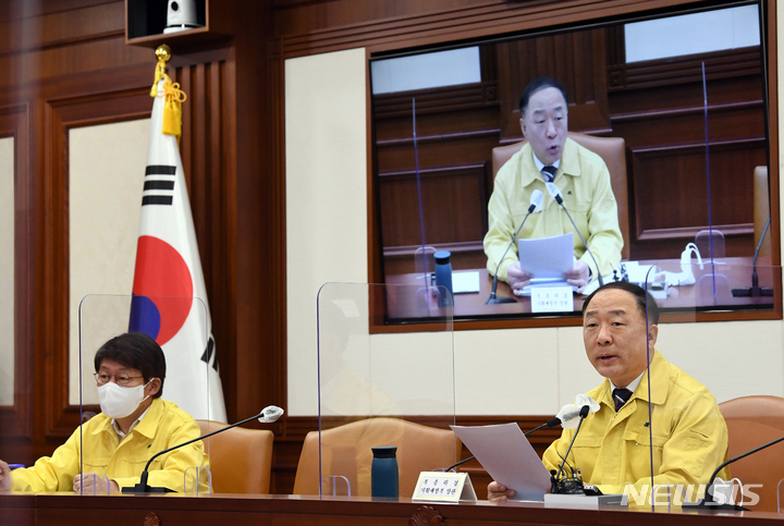 [서울=뉴시스] 김명원 기자 = 홍남기 경제부총리 겸 기획재정부 장관이 2일 오전 서울 종로구 정부서울청사에서 열린 제49차 비상경제 중앙대책본부(중대본) 회의에 참석해 발언하고 있다. (공동취재사진) 2021.12.02. photo@newsis.com