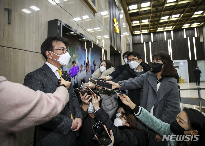 [서울=뉴시스] 정병혁 기자 = 이재근 KB국민은행장 내정자가 2일 오전 서울 영등포구 KB국민은행 여의도본점으로 출근하며 소감을 밝히고 있다. 2021.12.02 jhope@newsis.com