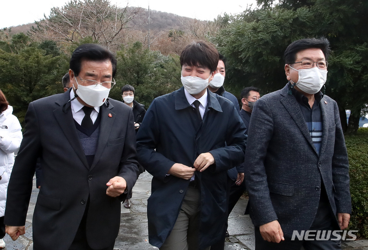 [제주=뉴시스] 우장호 기자 = 당무를 거부하고 전국 순회일정을 돌고 있는 이준석 국민의힘 대표가 2일 오후 제주시 봉개동 제주4·3평화공원 참배를 위해 관계자들과 위령제단으로 향하고 있다. 2021.12.02. woo1223@newsis.com