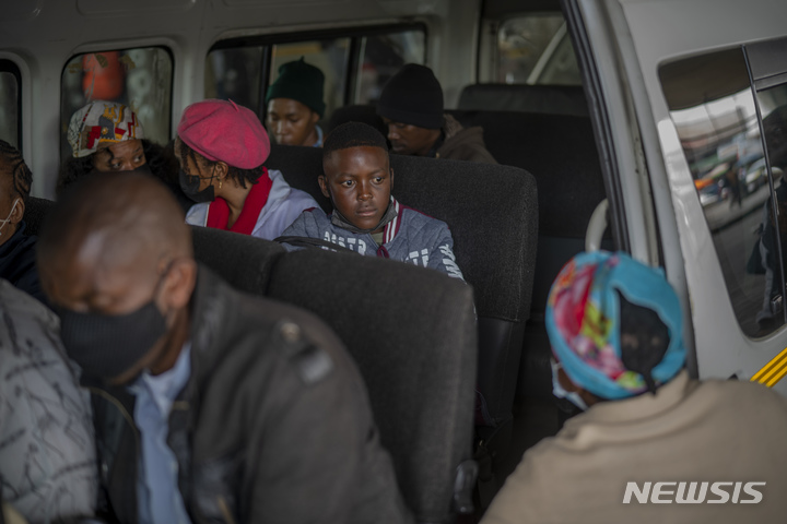 [소웨토=AP/뉴시스] 2일(현지시간) 남아프리카공화국 소웨토의 한 택시 승차장에서 승객들이 택시 출발을 기다리고 있다. 남아공은 오미크론 변이가 발견된 지 일주일 만에 변이의 급격한 확산을 막기 위해 백신 접종을 가속화하고 있다. 2021.12.03.